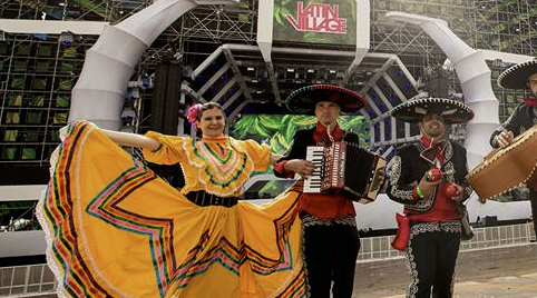 Tequila te drinken met zout en limoen in Mexico